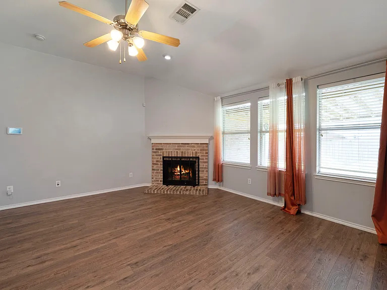 2105 Arthur St — Photo 6