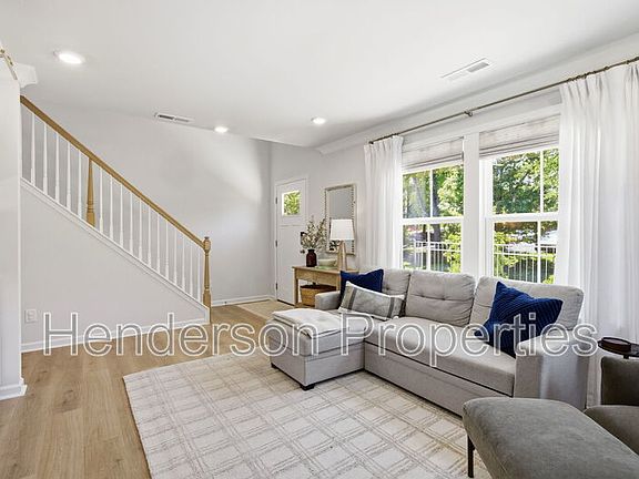 5th image of 3008 Oak Landing Dr