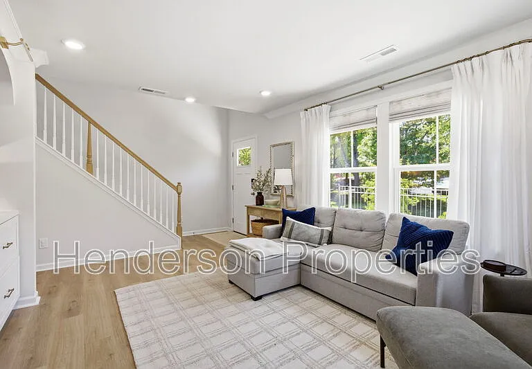 3008 Oak Landing Dr — Photo 5