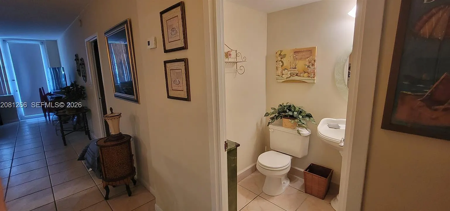 Sea Air Towers Condo — Photo 4