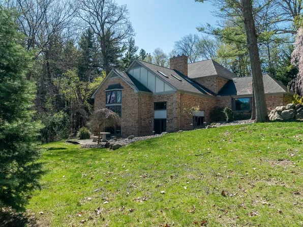 4693 Gallagher Rd, Rochester, MI 48306