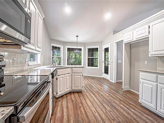 4th image of 4 Amesbury Dr