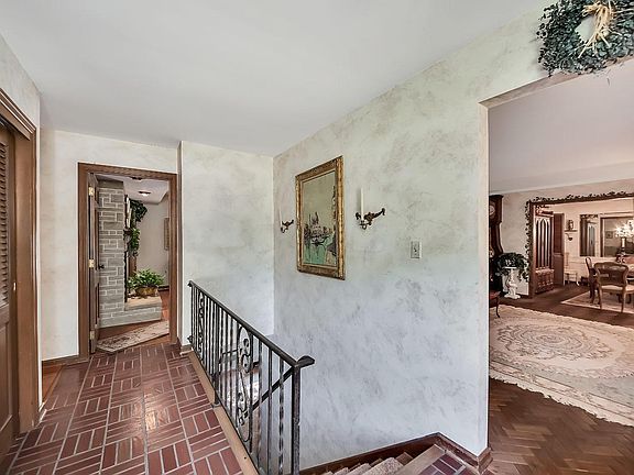 5th image of 824 Nob Hill Dr W