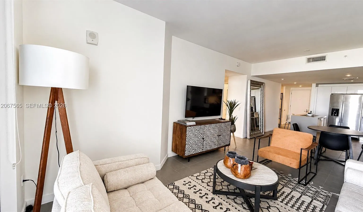 Canvas Condo — Photo 2