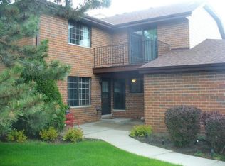8115 S Forest Hills Cir, Franklin, WI 53132
