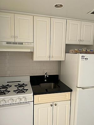 4th image of 1205 Lexington Ave APT 1C