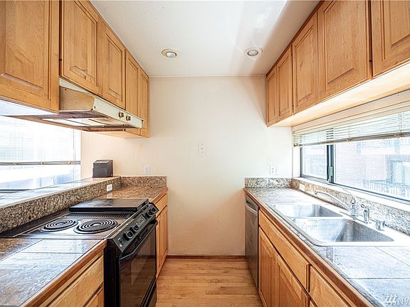 5th image of 1409 N 200th St Unit D2