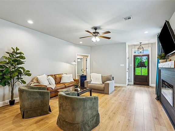 5th image of 1511 Jasmine St