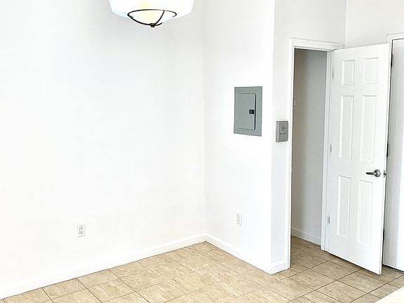 3rd image of 3264 44th St APT 2R