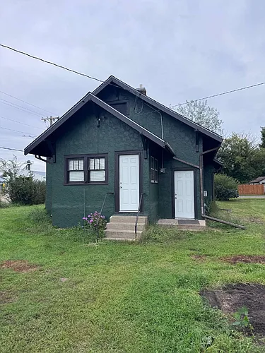 301 5th St SE Photo 1