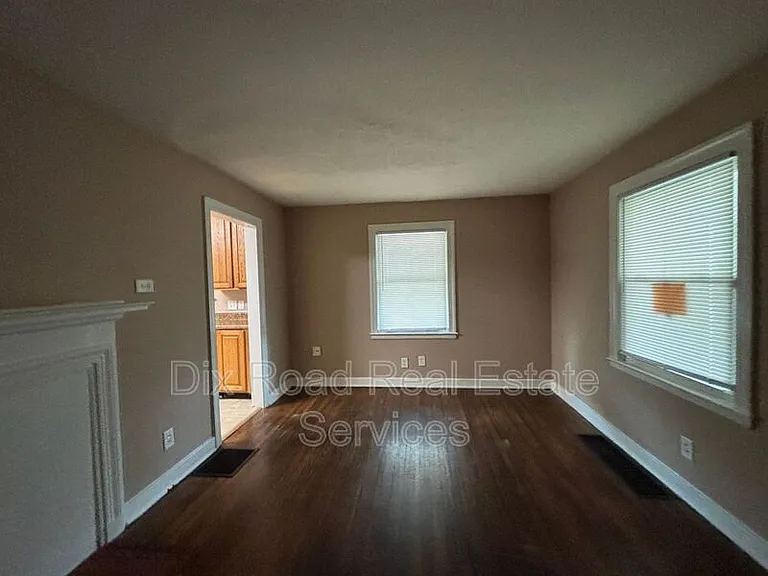2827 Oxford Ave — Photo 7