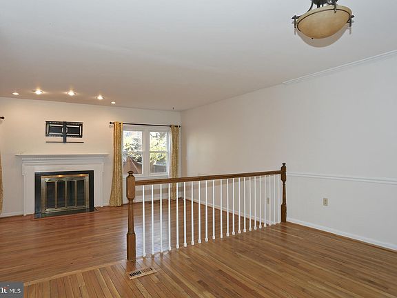 3rd image of 10409 Detrick Ave