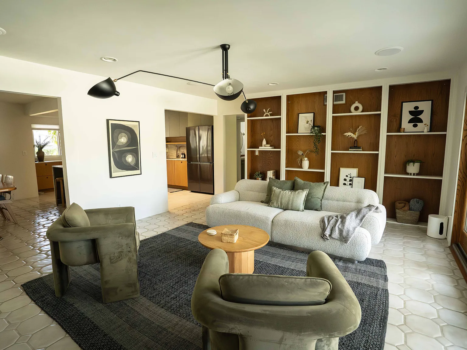 4 bed, 2426 sqft, $8,200 — Photo 3