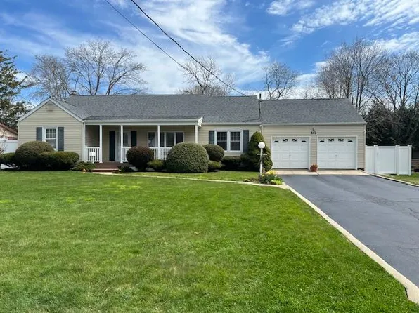 117 N Cliff Avenue, Sayville, NY 11782