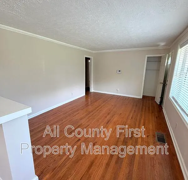 2101 Holly Hill Dr — Photo 2
