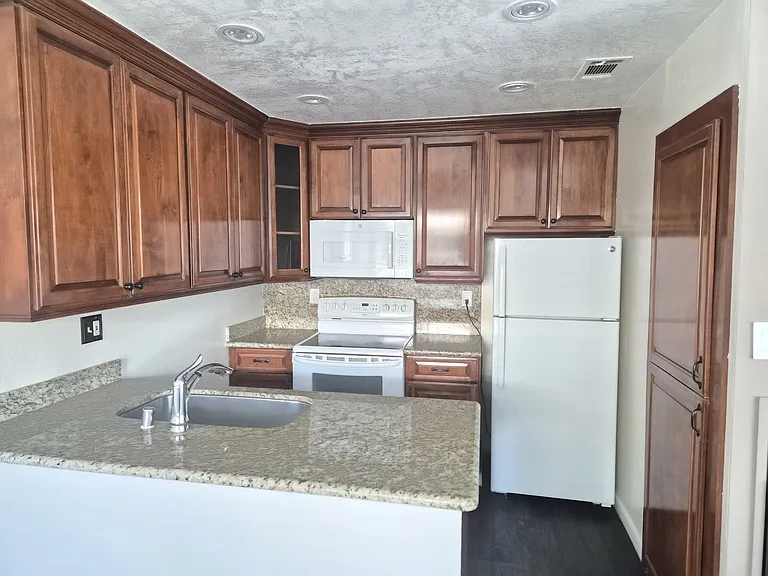 5450 Concord Blvd #L7 — Photo 7