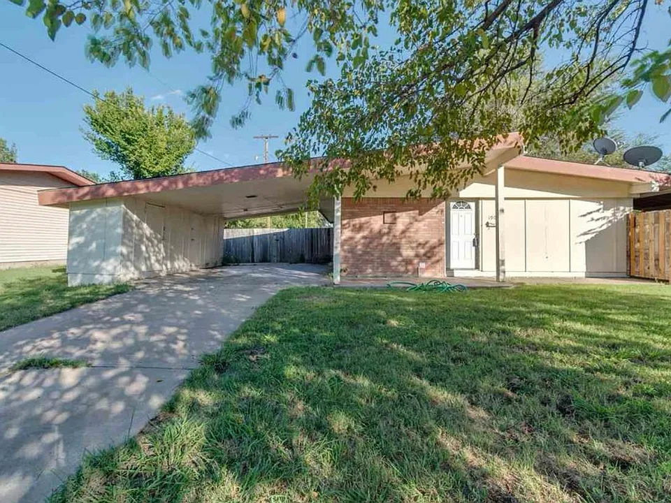 1905 NW 40th St