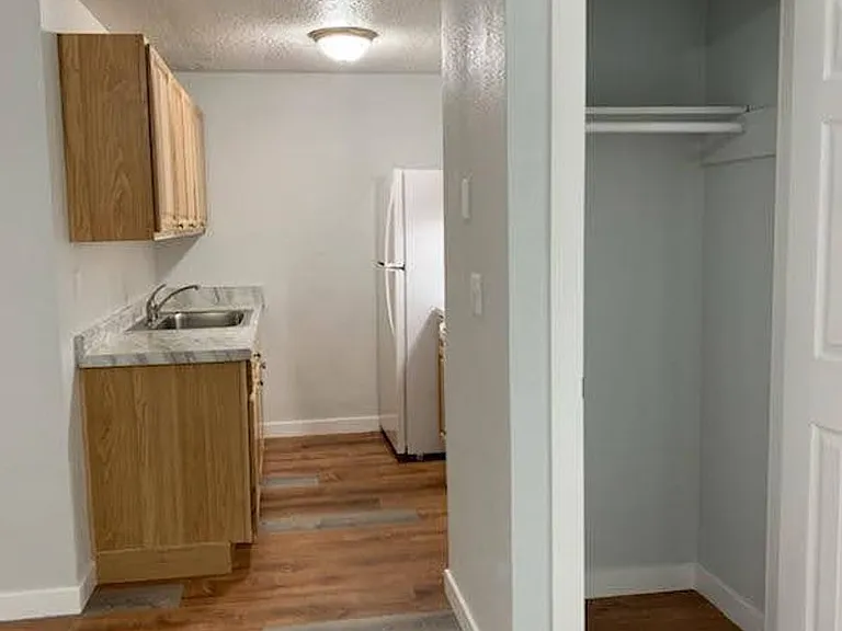142 Jefferson St — Photo 15