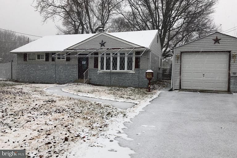 1st image of 320 Essex Blvd