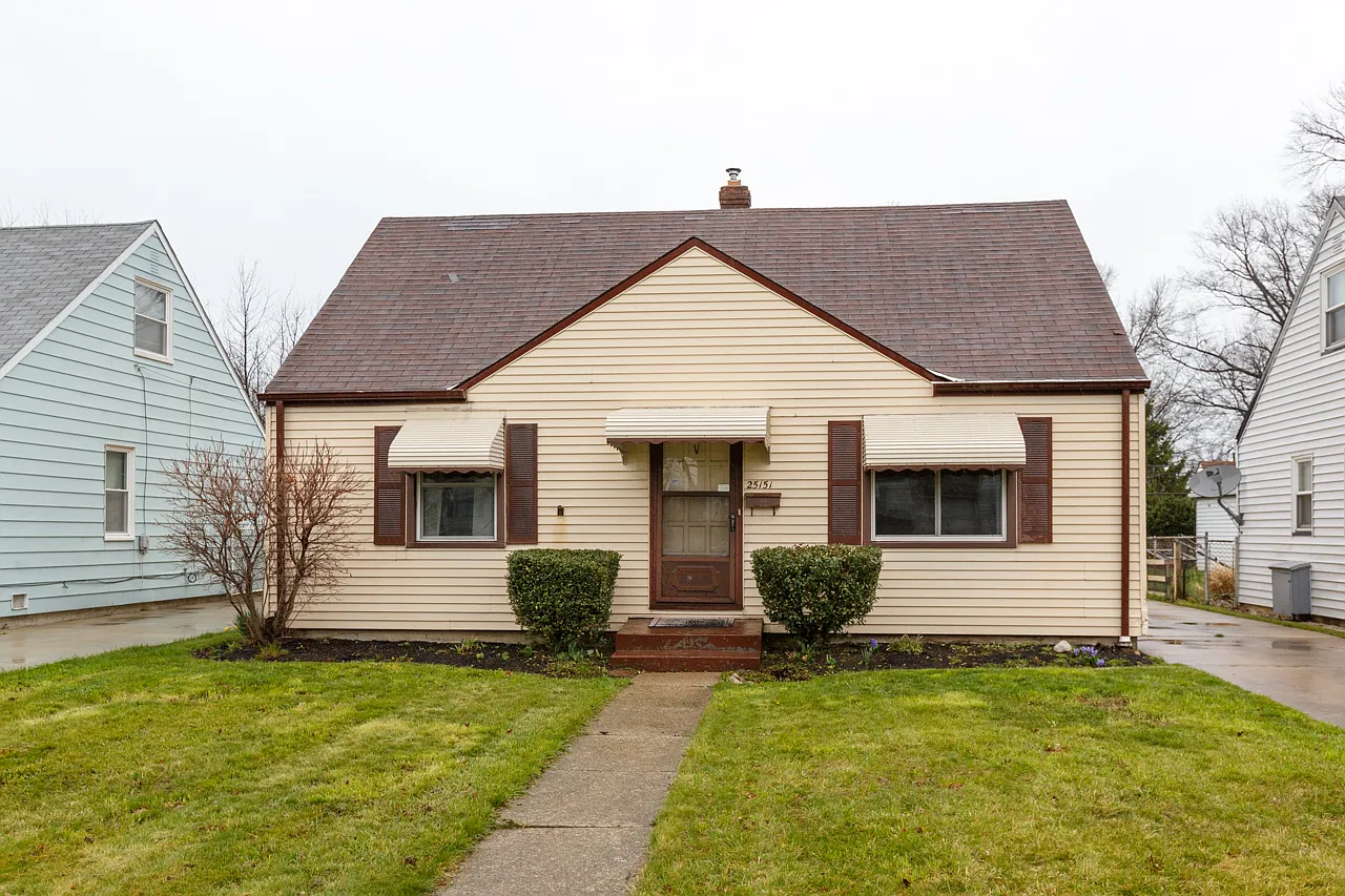 25151 Richards Ave photo 1
