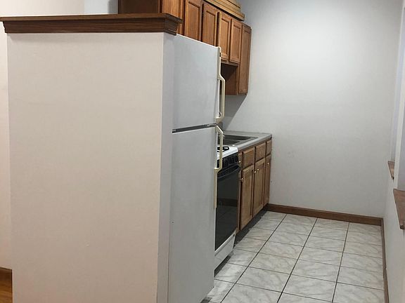 3rd image of 954 N Winchester Ave #1R
