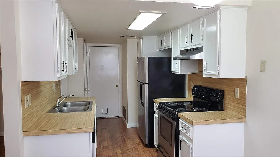 2 bed, 1.5 bath, 1029 sqft, $1,495 — Photo 3