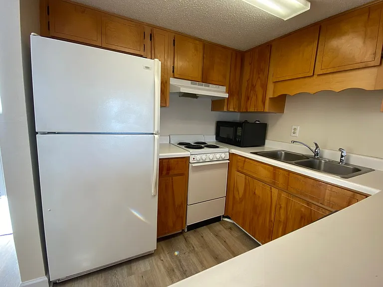 101 Old Ferry Rd — Photo 8