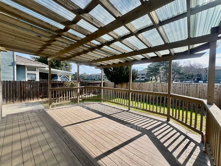 2750 Parkview Ter — Photo 14