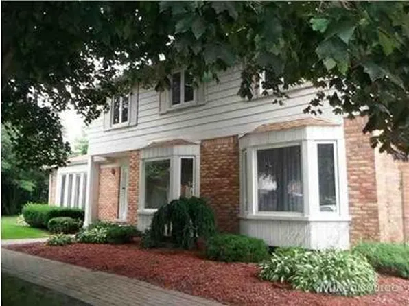 922 Avon Ct, Grosse Pointe Woods, MI 48236