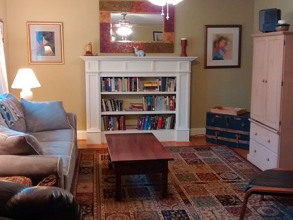 Livingroom w/ hardwood floor