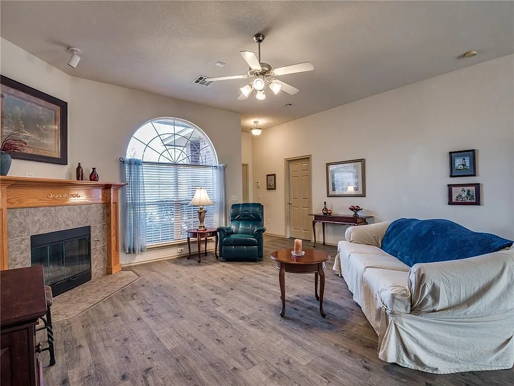 Family Room - 8312 NW 84th St
