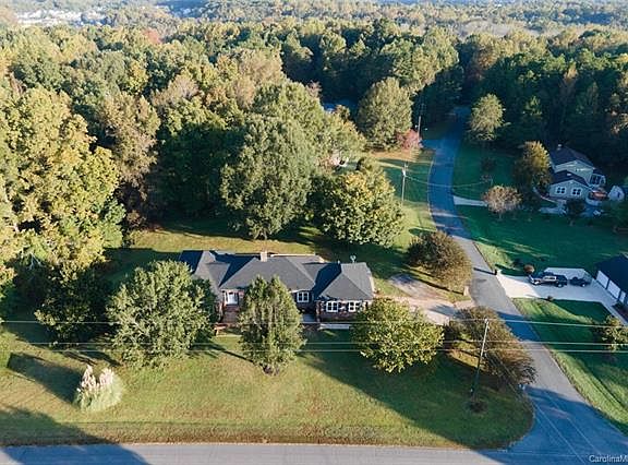 2nd image of 606 Candlewick Dr