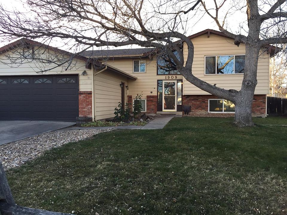 Bi-level with 2-car Attached Garage