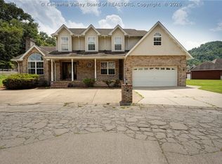19 Golf Meadows Ln, Chapmanville, WV 25508