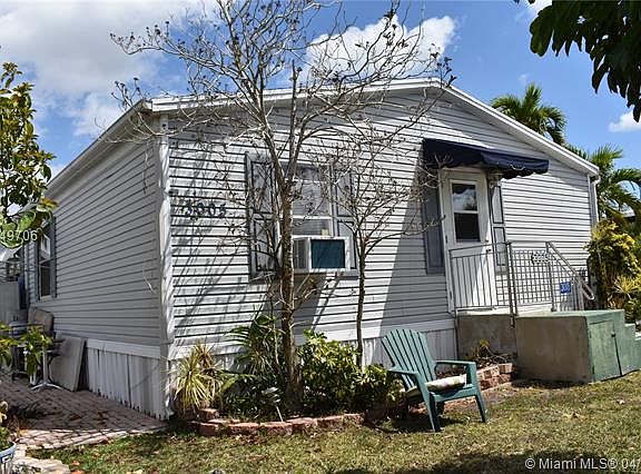 2nd image of 3005 Lakeshore Dr #121