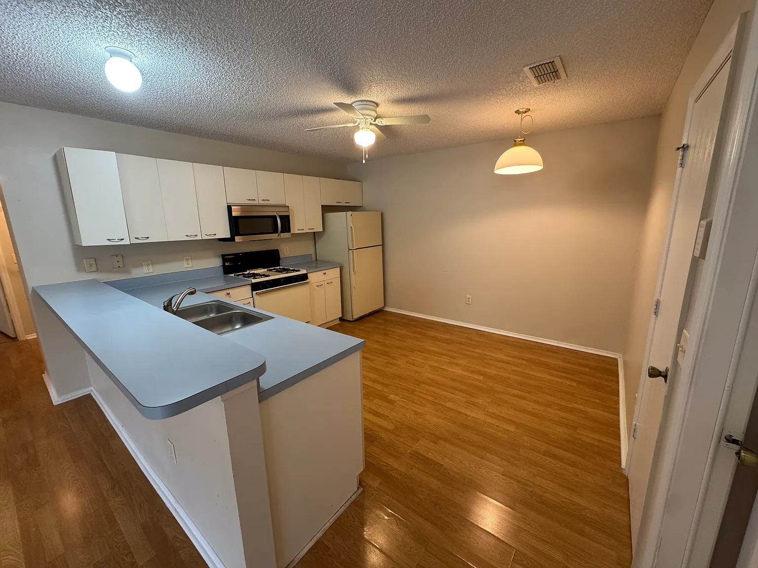 Nice 2 bd 2 bath Patio Villa in Alhambra Village — Photo 4