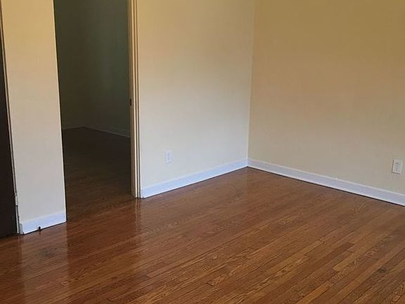 2nd image of 931 Broadway Ave