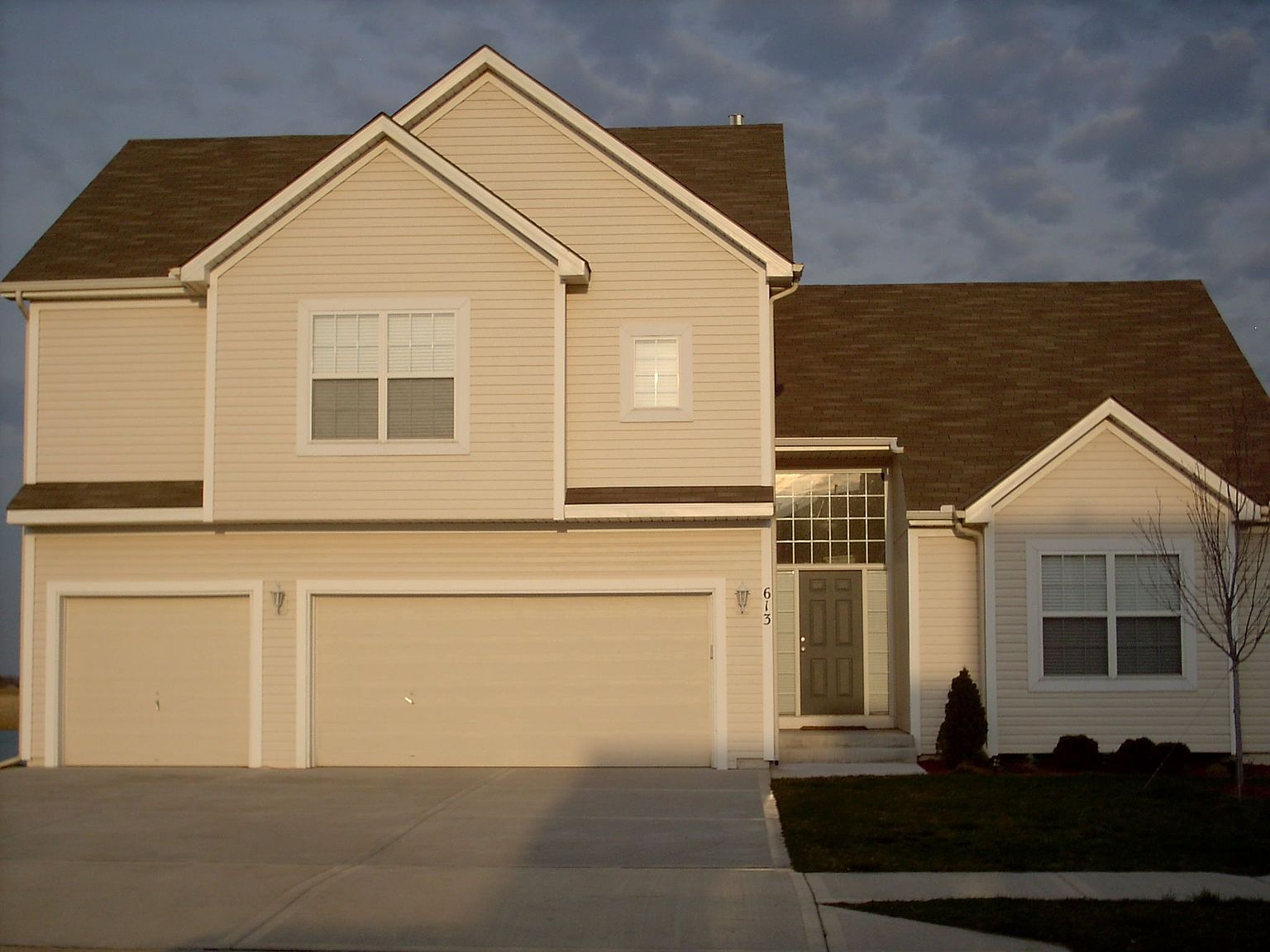 613 Johnston Pkwy, Raymore, MO 64083 Zillow