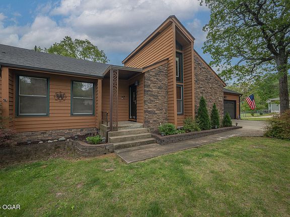 2nd image of 3106 Woodland Dr