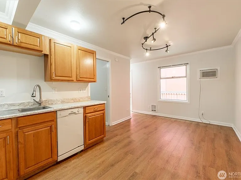 3307 NE 125th St — Photo 3