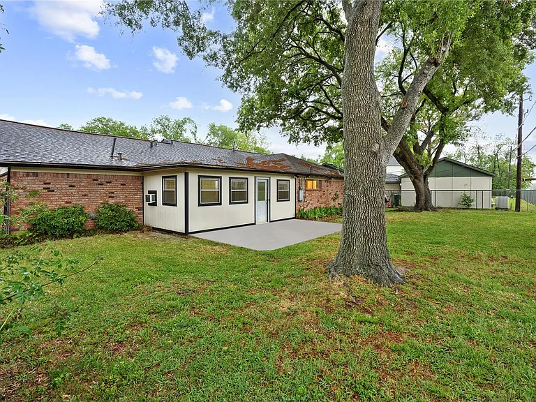 1607 Buescher Dr — Photo 24