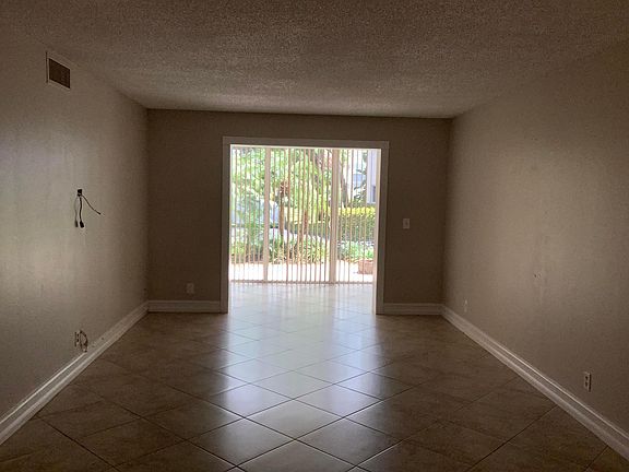 4th image of 2515 NE 2nd Court #117