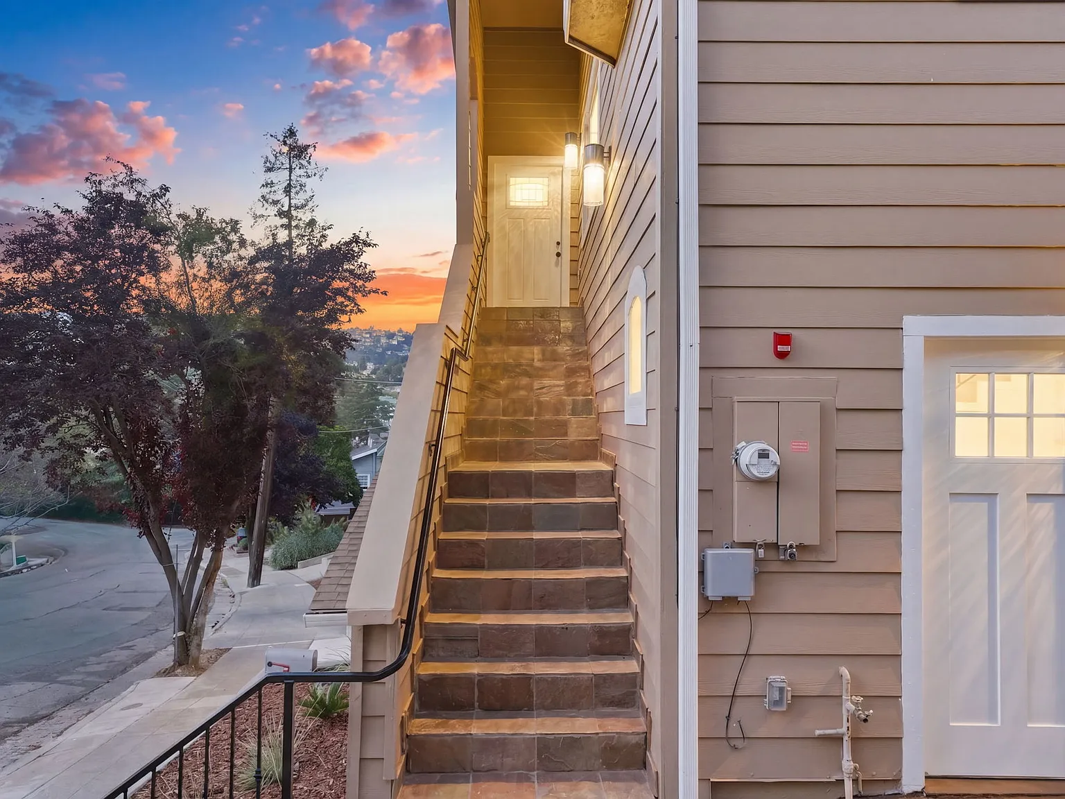 5 bed, 2600 sqft, $6,800 — Photo 3