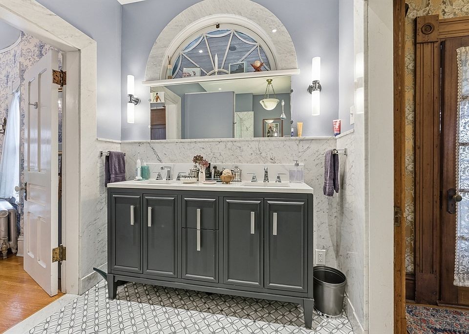 25th image of 1176 Worthington St