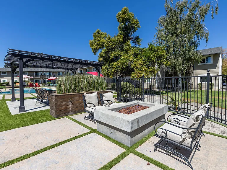 Cadena Apartments — Photo 10