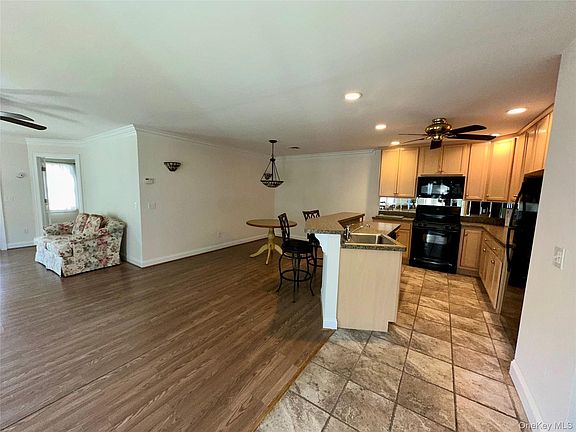 3rd image of 5 White Oak Court #5