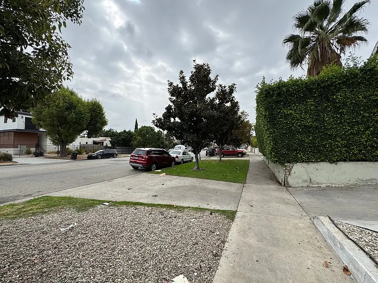 1855 S Redondo Blvd — Photo 4