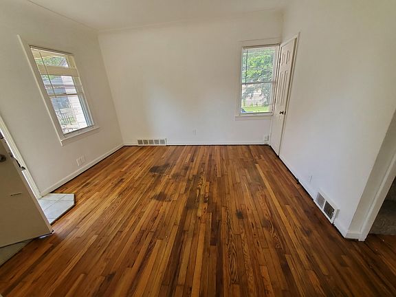 3rd image of 12756 Sarsfield Ave