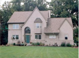 925 N Indianpipe Rd, Lake Orion, MI 48360