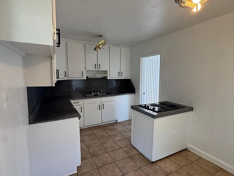 326 E Harmon Dr — Photo 4